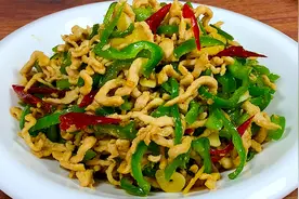 这才是尖椒炒肉丝简单好吃的做法，出锅鲜嫩入味，香辣又下饭