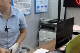 女生偷偷把男生送的包卖掉，大姐反手把钱退给了男生视频封面