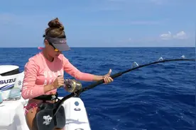 路亚船钓，美女演绎海上钓鱼风采视频封面