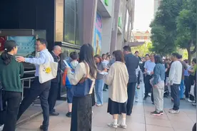 重磅！今天上海美国领区送签人多的都没法落脚视频封面
