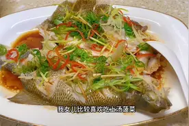 清蒸鲈鱼鲜甜不腥有诀窍，蒸鱼时的生姜和盘子的水要倒掉！
