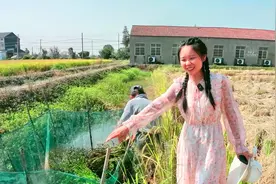 爸爸养了一年的黄鳝，今天给它们搬新家，这么大的鳝鱼是第一次见视频封面