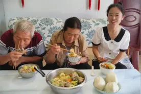 种的粘玉米全掰了，中午煮一盆排骨玉米汤，香甜可口真好吃