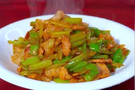 芹菜炒肉，如何做芹菜清脆，肉片香嫩不干吧？总厨教你技巧，收藏视频封面