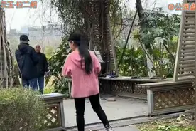 二胡世界：颜玉美女公园盘大爷，大爷说我做错事了，哪错了？视频封面