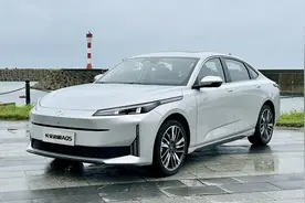 试驾长安启源A05，实测油耗2.9L/100km，不但动力强，还非常省视频封面