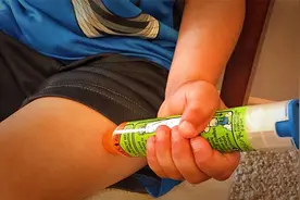 肾上腺素如何正确注射进皮肤，如果拿反扎入手指，危险性有多大？视频封面