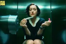 女孩上厕所之际，意外发现了凶杀的现场，惊悚片视频封面
