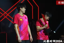 新加坡大满贯颁奖！莎头组合3连冠，刘国梁亲自颁奖，这一幕真甜视频封面