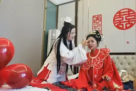 妹妹结婚了，姐姐表面很开心，可是心里却很舍不得妹妹！视频封面