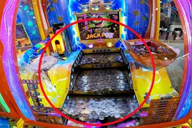 三层面板推币机《黄金瀑布》，玩起来确实挺解压挺爽！视频封面