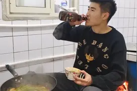 东北小伙一个人，在炉子边上吃火锅，感觉热了喝口啤酒，真过瘾啊视频封面
