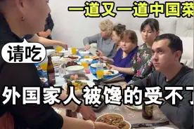 中国婆婆大显身手，用中餐征服一桌老外：亲家，糖醋里脊太香了！视频封面
