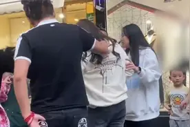 男子戴假发穿女装进女厕所偷拍被发现，目击者：警察给他带走了视频封面