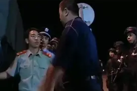 影视：特警不敢查武警军车，局长放话出事我负责，不料查出大事了视频封面