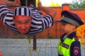 坏叔叔偷走小朋友 3 辆工程车，小警官设置陷阱坏蛋被吊起来视频封面