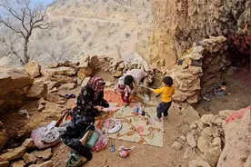 阿里和萨基娜在山洞中野炊，一家四口其乐融融，度过愉快的一天视频封面