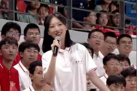 大学开学典礼，观众席突然唱响老歌《不再犹豫》感动全场，致青春视频封面