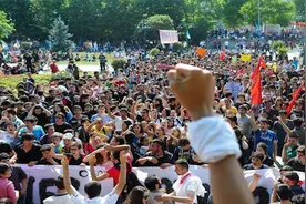 俄罗斯“数万”人联手抵制我国游客，你们别来旅游了，直言伤不起视频封面