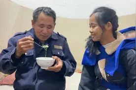 农村公媳同住，老公打工不在家，看儿媳妇跟公公如何相处视频封面