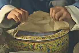 溥仪赏赐烤鸭店几缸发霉的东西 没想到却救下一群人视频封面