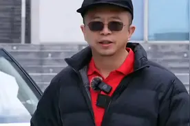 周鸿祎参观哪吒汽车工厂，以小米su7宣传为榜样训斥c59670视频封面