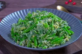蒸茼蒿，到底用淀粉还是面粉？总厨教你正确做法，鲜嫩干爽不成坨