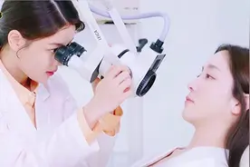 女人去美容，竟发现脸上长了块农田，结果真是让人惊掉了下巴视频封面