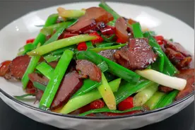 炒腊肉别直接下锅炒，牢记要多做一步，腊肉炒蒜苗肉嫩不咸特别香视频封面