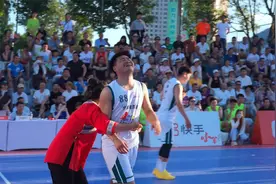 当专业篮球队员遇上贵州姑妈，会发生什么样的趣事呢?爆笑来袭视频封面