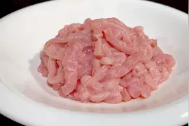 炒肉丝时，不要用盐和料酒腌制，饭店总厨教你一招，肉丝鲜嫩不腥视频封面