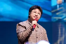 韩红唱《成都》激动飙泪 背后原因让人鼻酸 6岁父亲去世母亲改嫁视频封面