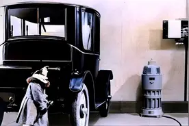 看这张照片恍如隔世：1914年美国女子为自家的电动汽车充电视频封面