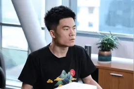 董宇辉腿部韧带拉伤，走路一瘸一拐，湖北文旅厅长带医生看他视频封面