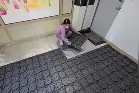 女人花2000块租一套房子，居然自己制作安装地暖，房东见了都惊叹视频封面