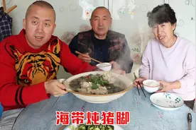66买3只猪蹄，小火炖40分钟，软烂脱骨，老爸直接上手啃，嘎嘎香视频封面