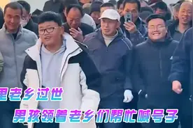 男孩领着老乡们帮忙喊号子，小小年纪，竟喊出了山东好汉的气魄