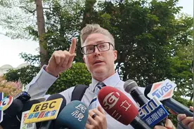 夏克立再出席地检署传唤，自曝人身安全受威胁，目前睡律师办公室视频封面