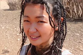 沉浸式体验非洲原始部落生活，全身抹红泥，无法用言语形容..视频封面