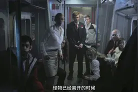 女人刚想爬上列车却被怪物抓住一只脚（惊悚片）视频封面