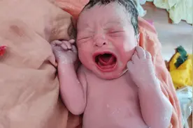 19岁早婚的二胎宝妈不一般，竟独自在家生下了这宝宝！视频封面