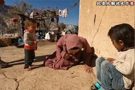 妻子因患上癌症，五个月后不幸去世，留下两个年幼的孩子视频封面
