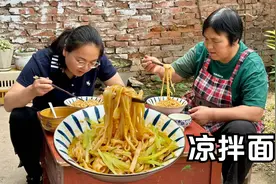 天天奶奶在家做凉拌面，光滑劲道，清淡又美味！视频封面