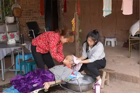 奶奶躺床上几个月了，燕子和婆婆抬她出来给她洗头，全身清洁一下视频封面