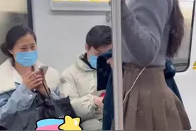 地铁上，一女子丝袜不小心被划破，整个人尴尬的脸都红了图片