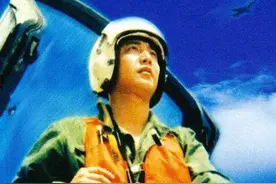 当年王伟遭美军撞击，他的长机不向美军开火，背后原因非常无奈！图片