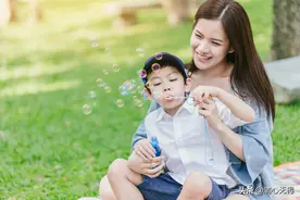 为了能让自闭症的孩子顺利入学，她准备了四年图片