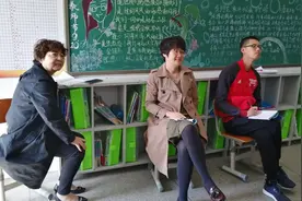 数学老师被家长投诉，原因竟是老师太有责任心？网友看后站老师图片