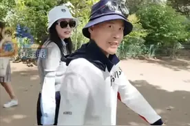 王石夫妇巴黎街头被浙江媒体拍到，王石脸色蜡黄状态差，驼背明显图片