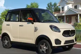新能源电动四轮车，载3500瓦电机，室内装修豪华，适合老年人代步图片